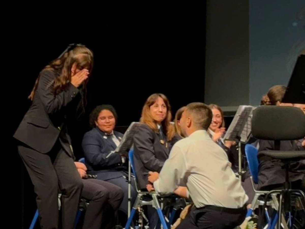 Del solo de flauta al "sí, quiero": el concierto de Primavera de la Banda de Beniopa terminó en compromiso