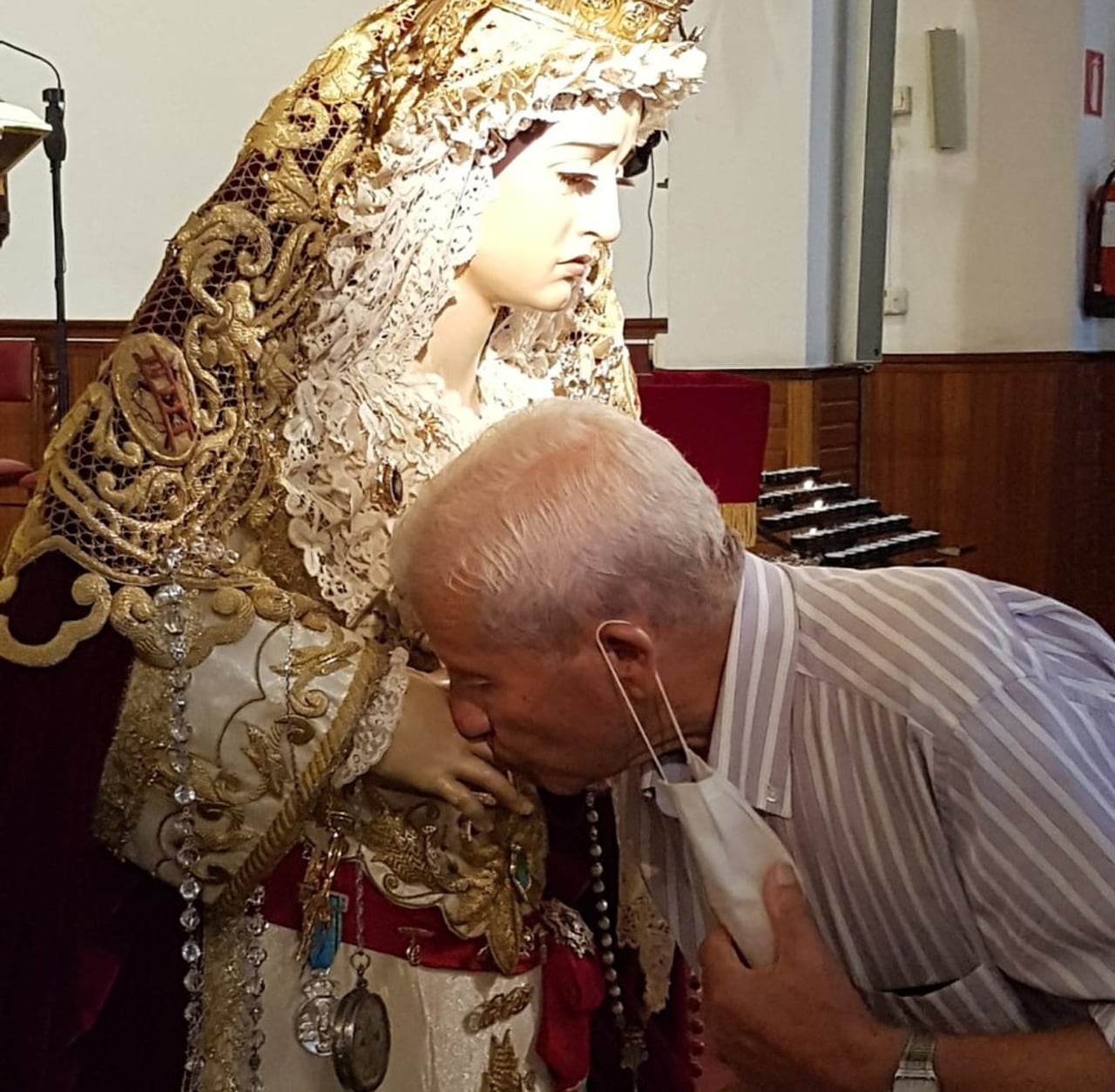 Besamanos a la Virgen de la Caridad de Granada, de la hermandad de La Lanzada por primera vez con beso real incluido tras la pandemia