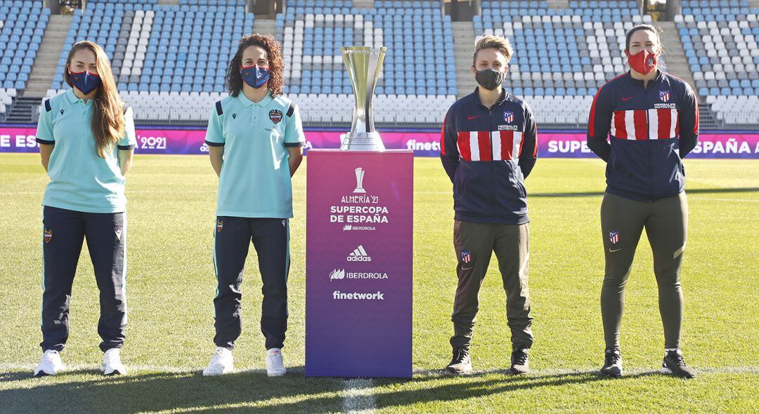 Jugadoras del Atlético de Madrid y el Levante posan con el trofeo de la Supuercopa