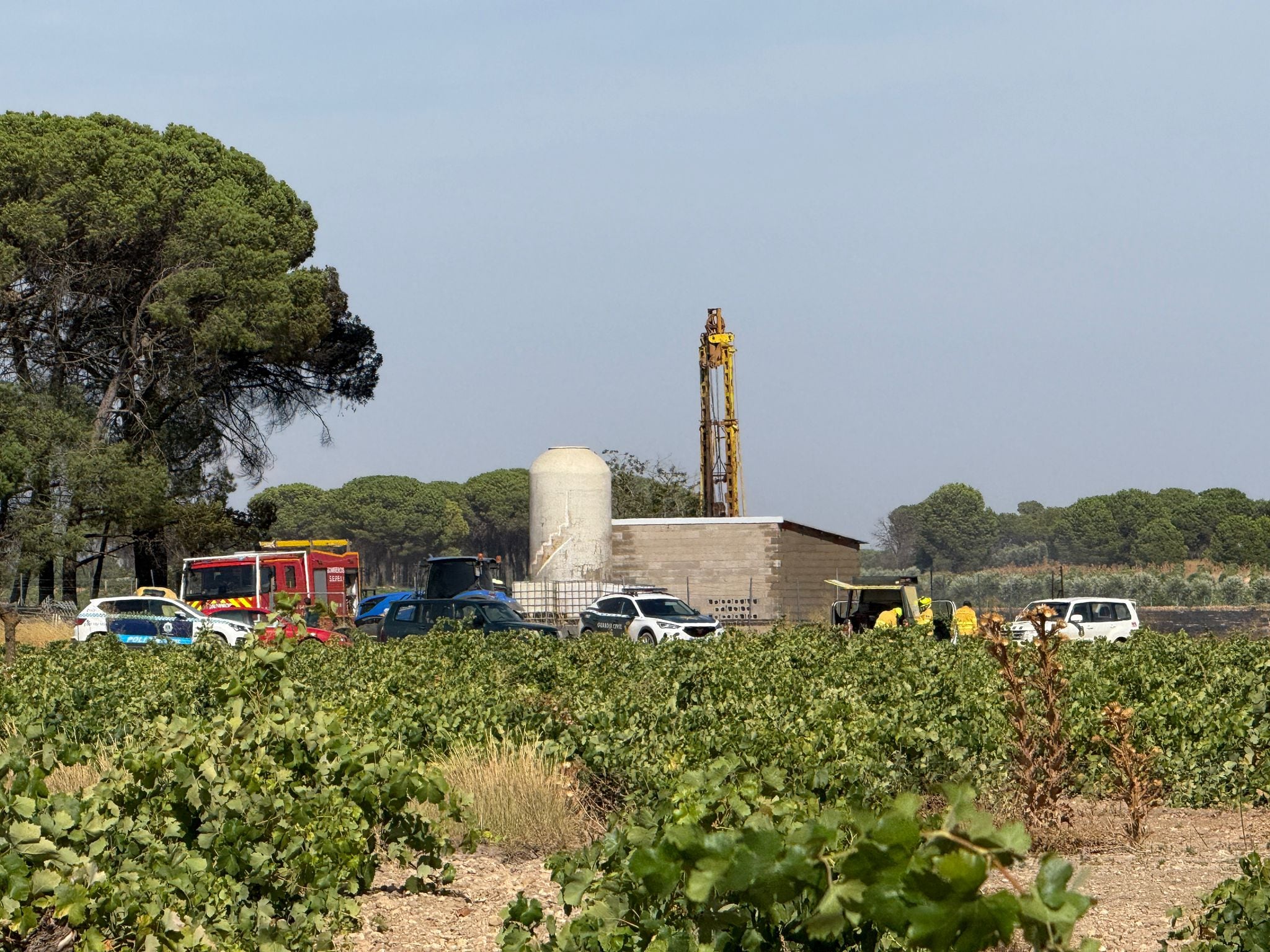 Bomberos, Guardia Civil y Policía Local de Las Pedroñeras en el lugar del incendio