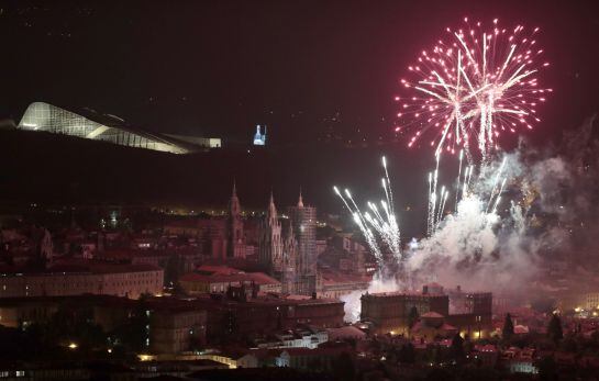 Los fuegos, la catedral y, al fondo iluminada, la Cidade da Cultura