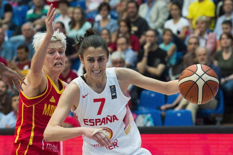 HGR01. BUDAPEST (HUNGRÍA), 25/06/2015.- Alba Torrens (d) de España ante Jelena Skerovic (i) de Montenegro hoy, jueves 25 de junio de 2015, durante los cuartos de final del Campeonato Femenino Europeo de Baloncesto en Budapest (Hungría). EFE/Tibor Illyes/PROHIBIDO SU USO EN HUNGRÍA