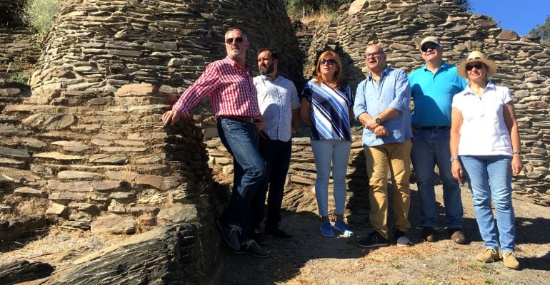 Autoridades y miembros del equipo de la Universidad de Granada durante la visita al poblado de Peñalosa.