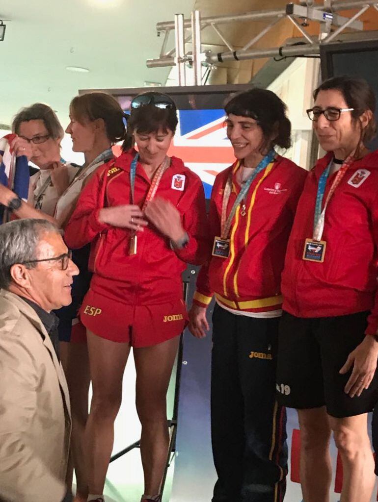 Lola Sánchez (izquierda) junto a sus compañeras del equipo español ganadoras de la medalla de oro en el Campeonato Europa Ruta veteranos