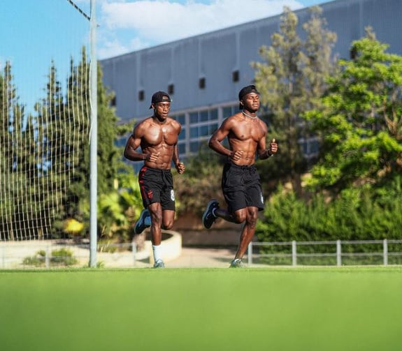 Fati, junto a Embaló, durante un entrenamiento individual.