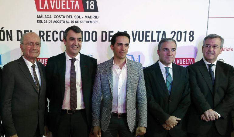 De izda a dcha, El alcalde de Málaga, Francisco de la Torre, el director de la Cuelta Ciclista a España, Javier Guillén, el exciclista Alberto Contador, el presidente de la Diputación de Málaga, Elías Bendodo y el alcalde de Estepona, José María García Ur