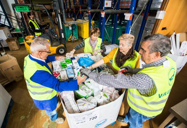 Voluntarios trabajando en la iniciativa de La Caixa