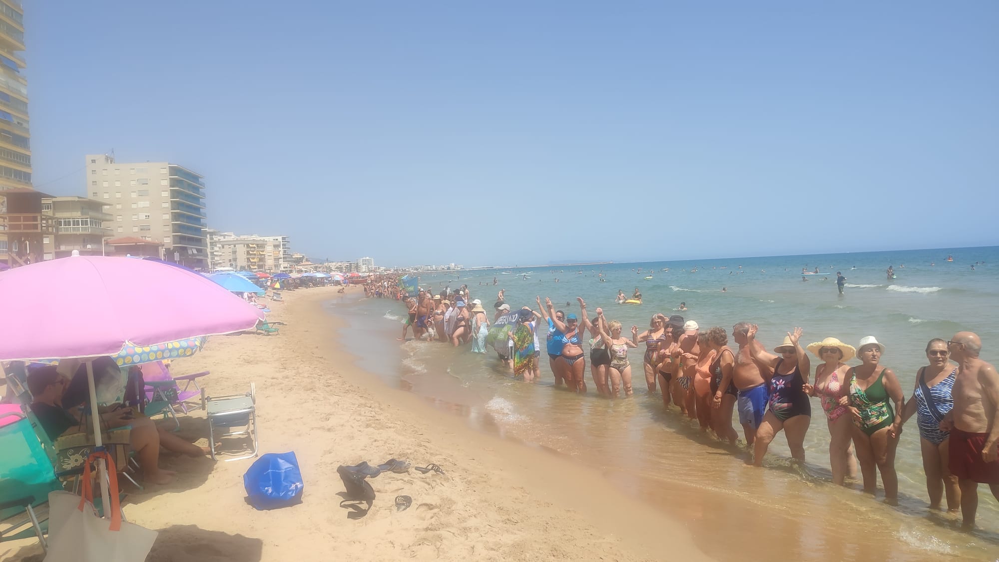 Cadena humana en la playa de Bellreguard.