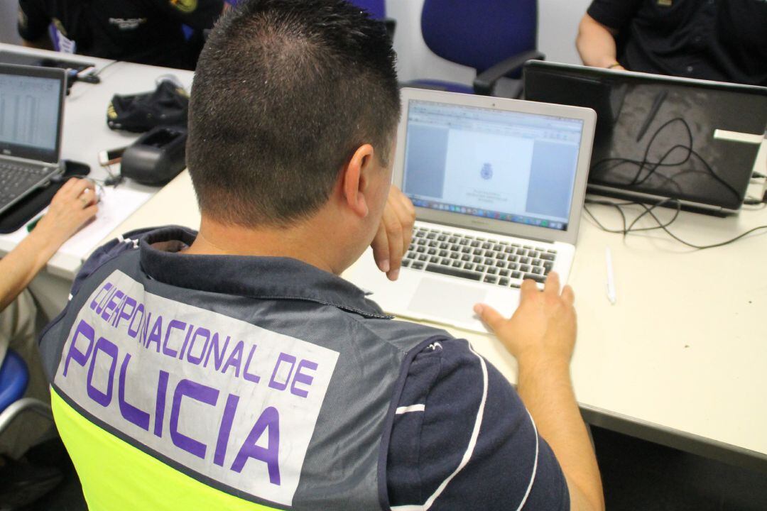 Un agente de la Policía Nacional. Foto archivo.