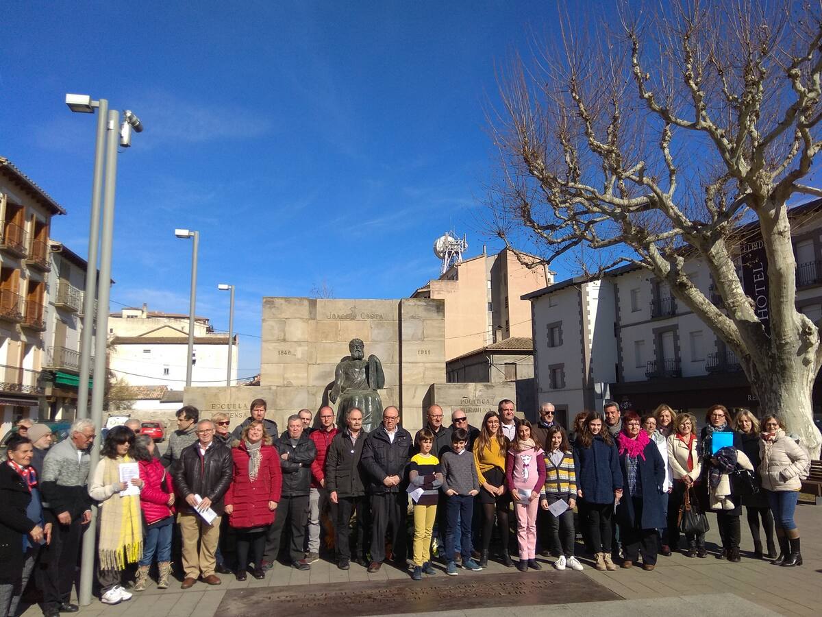 Lecturas, música y flores para recordar a Joaquín Costa en Graus