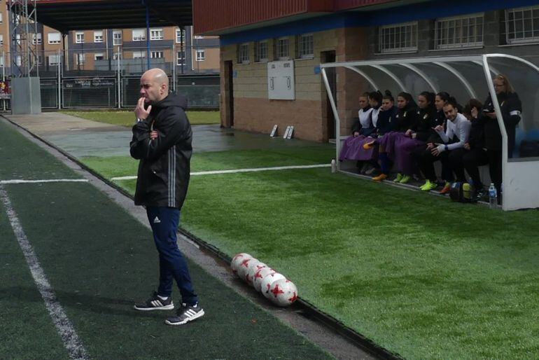 Pedro Arboleya dirigiendo un partido en el Manuel Díaz Vega.