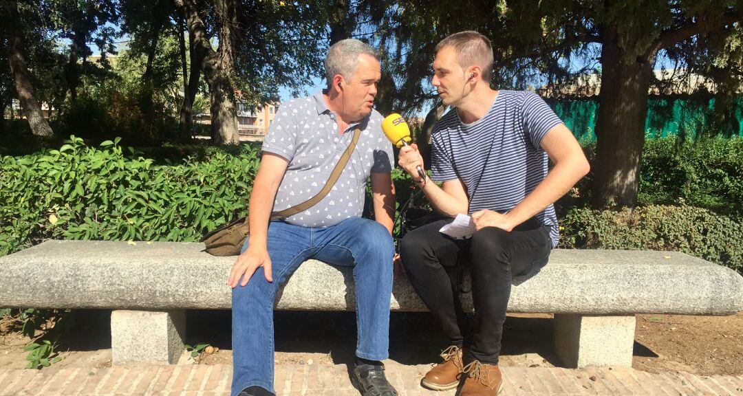 El vendedor de la ONCE en Toledo, José María Coneje &#039;El Chato&#039; (izquierda) junto a nuestro compañero, Daniel Rodríguez (derecha)