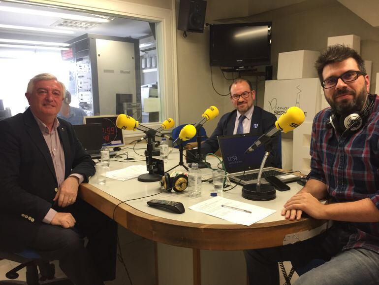 Juan Viaño y Antonio López junto al periodista Luis Pardo que moderó el debate