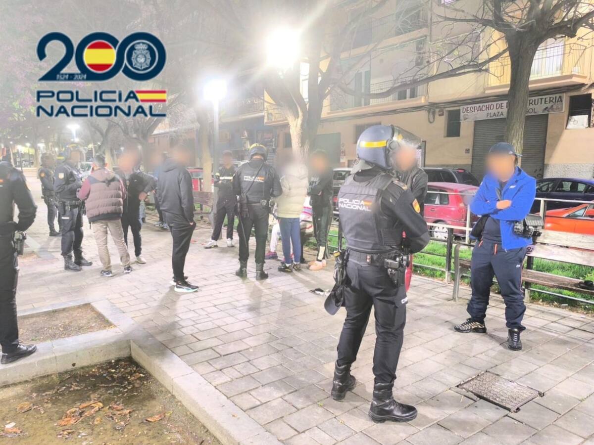 Un operativo policial acaba con 65 personas identificadas y una detenida por drogas en Alicante