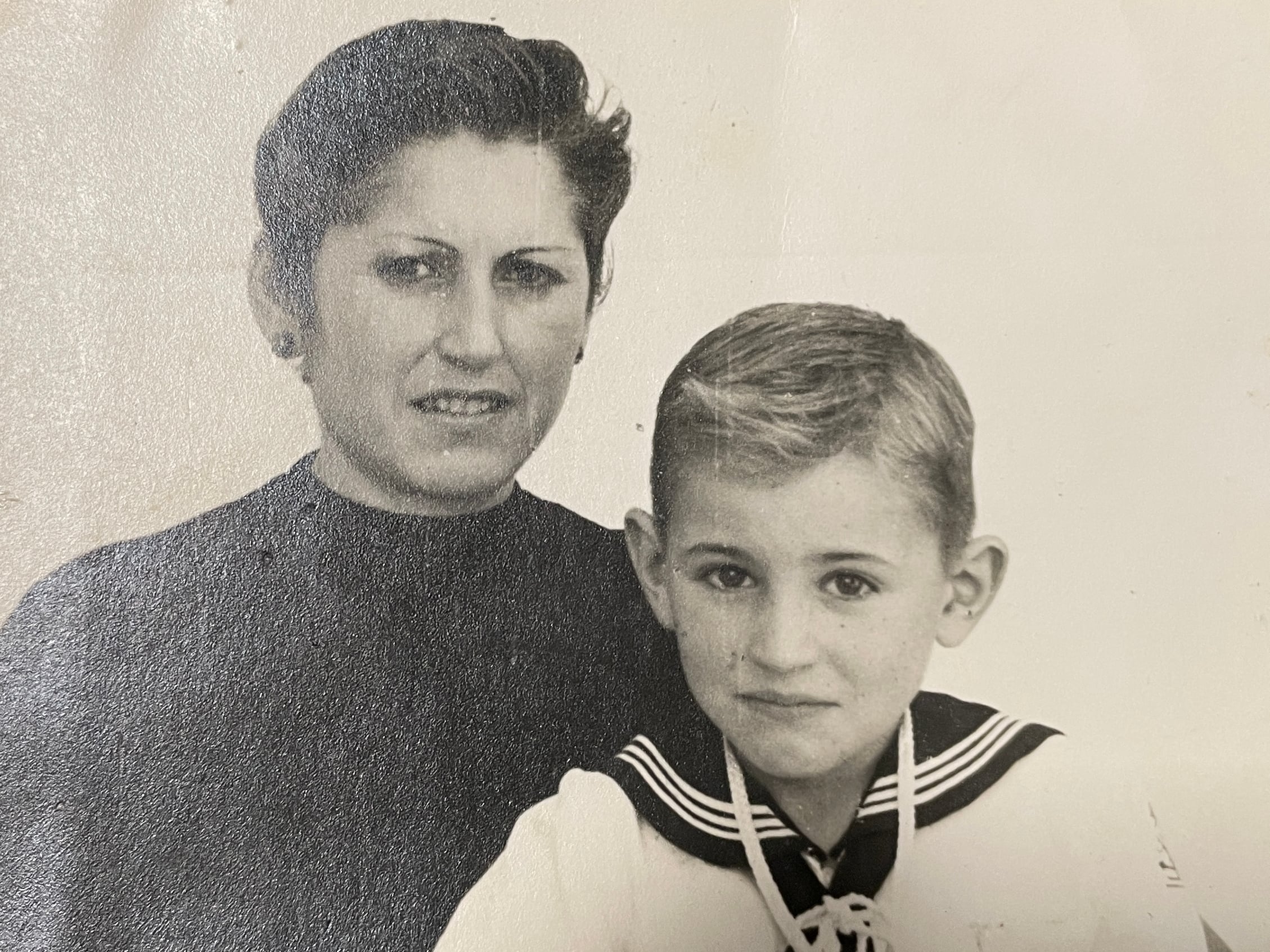 Elisa, en una foto familiar junto a su hijo Pascual