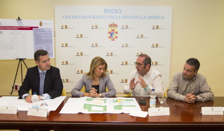 La ex alcaldesa y el actual regidor de Pinto, Miriam Rabaneda y Rafael Sánchez, ambos en el centro, presentan el proyecto de rehabilitación