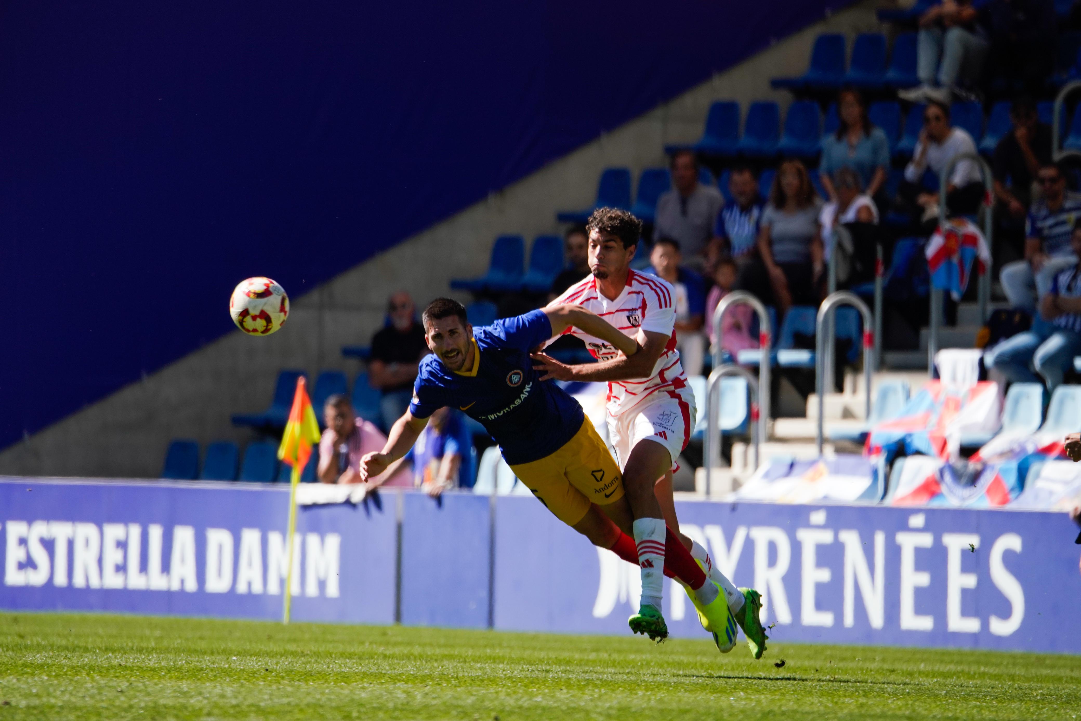 Un moment del partit entre l'FC Andorra i la Ponferradina a l'Estadi Nacional en el què els tricolors van arrencar un valuós empat.