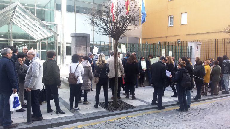Delegados de CSI-CISF y TÚ concentrados a las puertas de la sede del Gobierno de Cantabria.