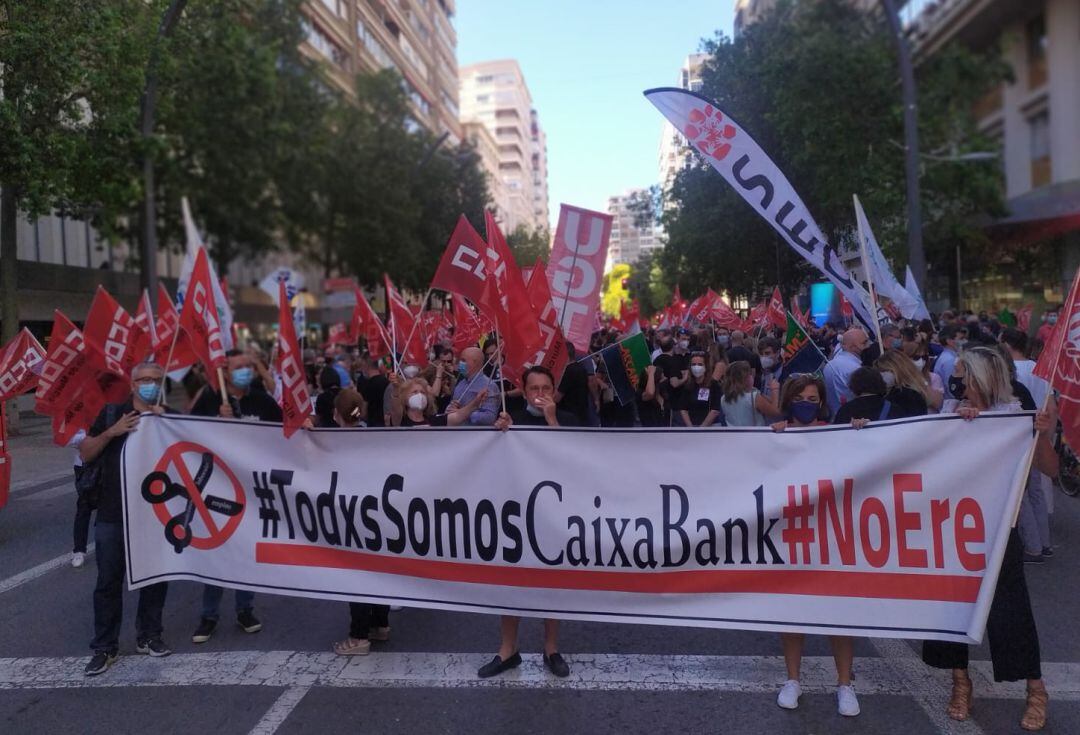 Los trabajadores de Caixabank han cortado la Gran Vía