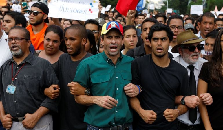 El opositor venezolano, Henrique Capriles al frente de una manifestación contra el Gobierno de Nicolás Maduro.