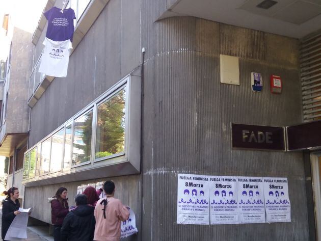 Las feministas cuelgan camisetas y carteles de la huelga feminista del 8M.