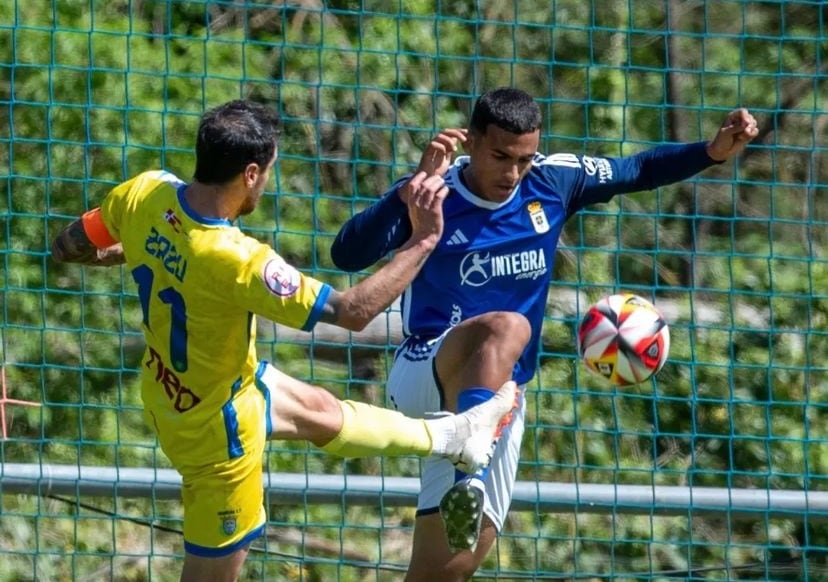 Zazu pelea un balón ante un rival