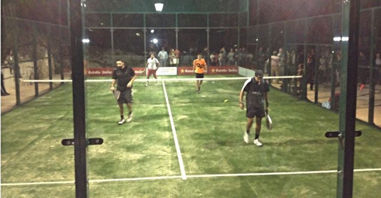 Partido de pádel disputado para inaugurar la pista de Pegalajar.