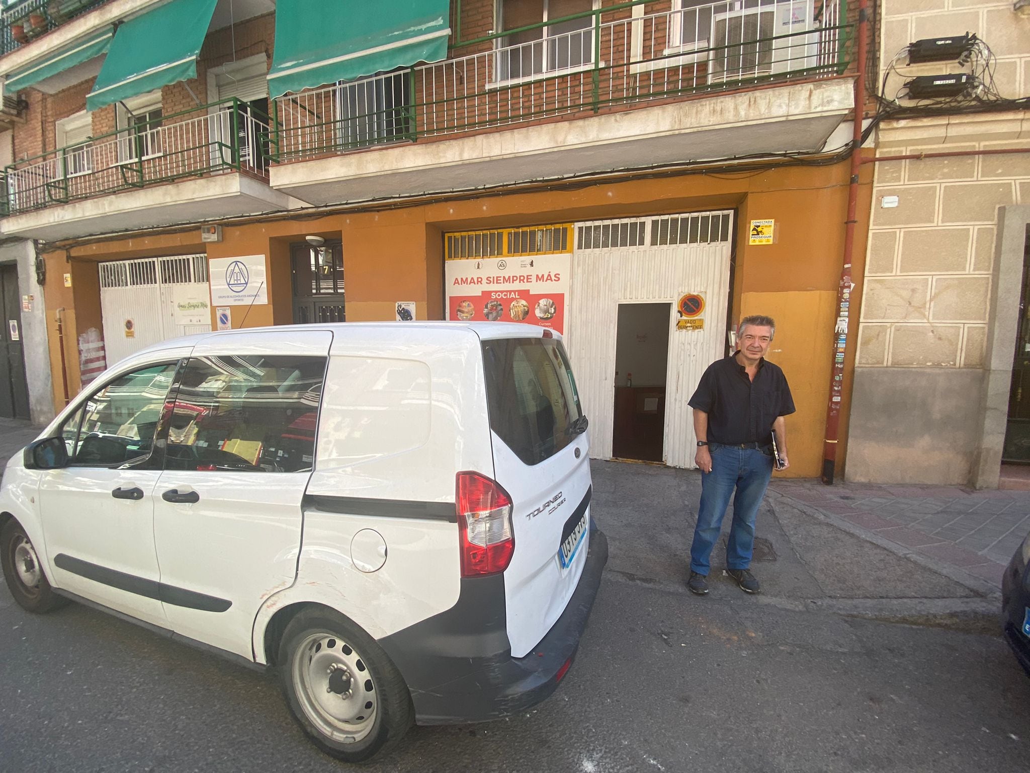 Eduardo nos enseña el coche de reparto de los tupper con comida