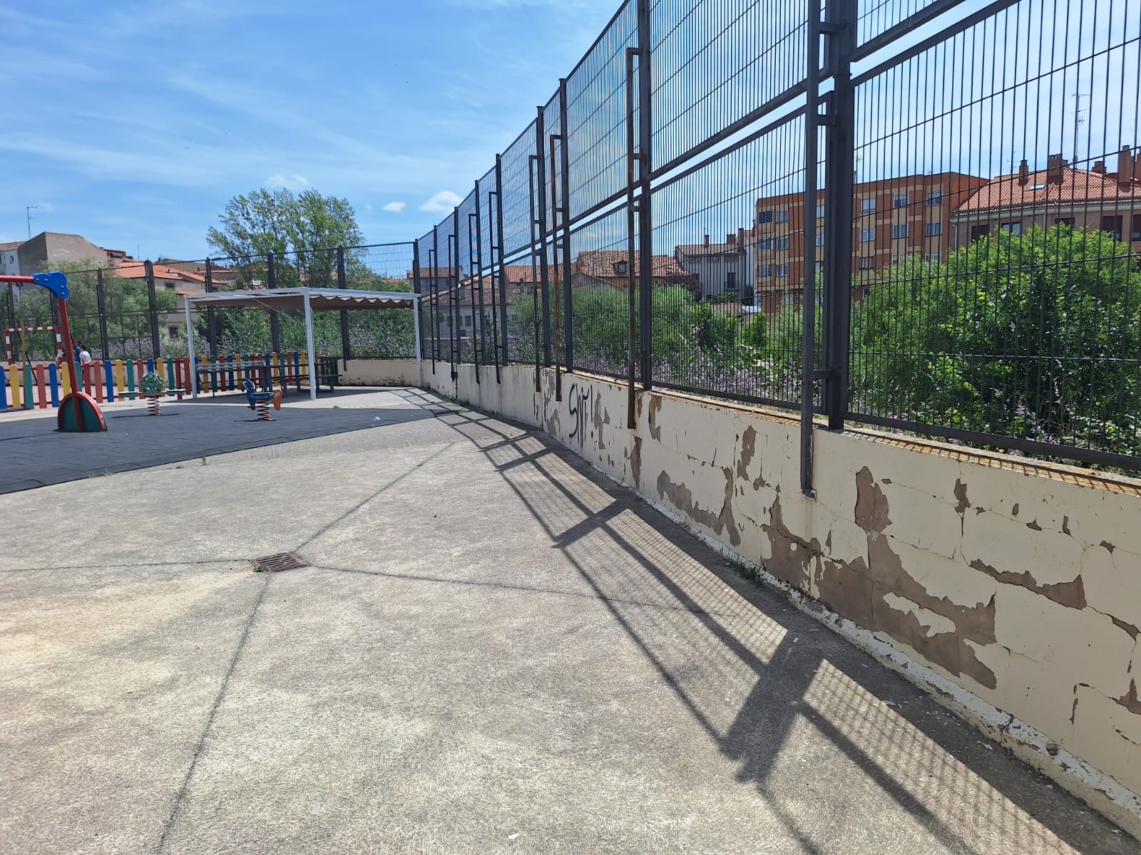 Así estaba antes la pared. No se había pintado desde que se construyó