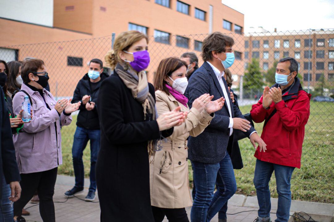 Hana Jalloul (i), Adriana Lastra (c) y Javier Ayala, en el acto de este jueves junto a la parcela cedida por el Ayuntamiento de Fuenlabrada a la Comunidad de Madrid para la construcción de un centro de salud para el barrio del Vivero-Hospital-Universidad