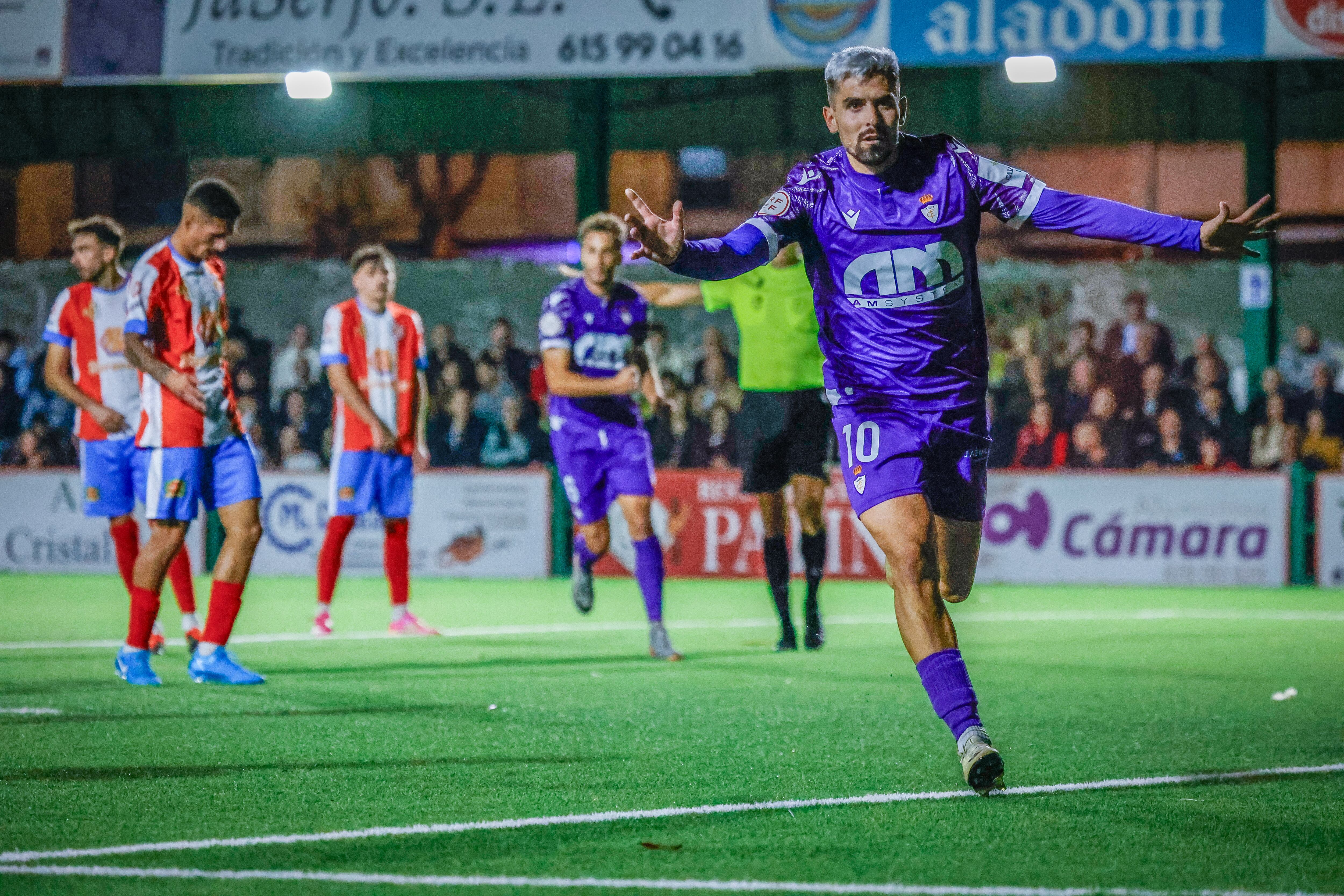 Adri Paz celebra el gol de penalti que ha supuesto el 1-3 en Torredonjimeno.