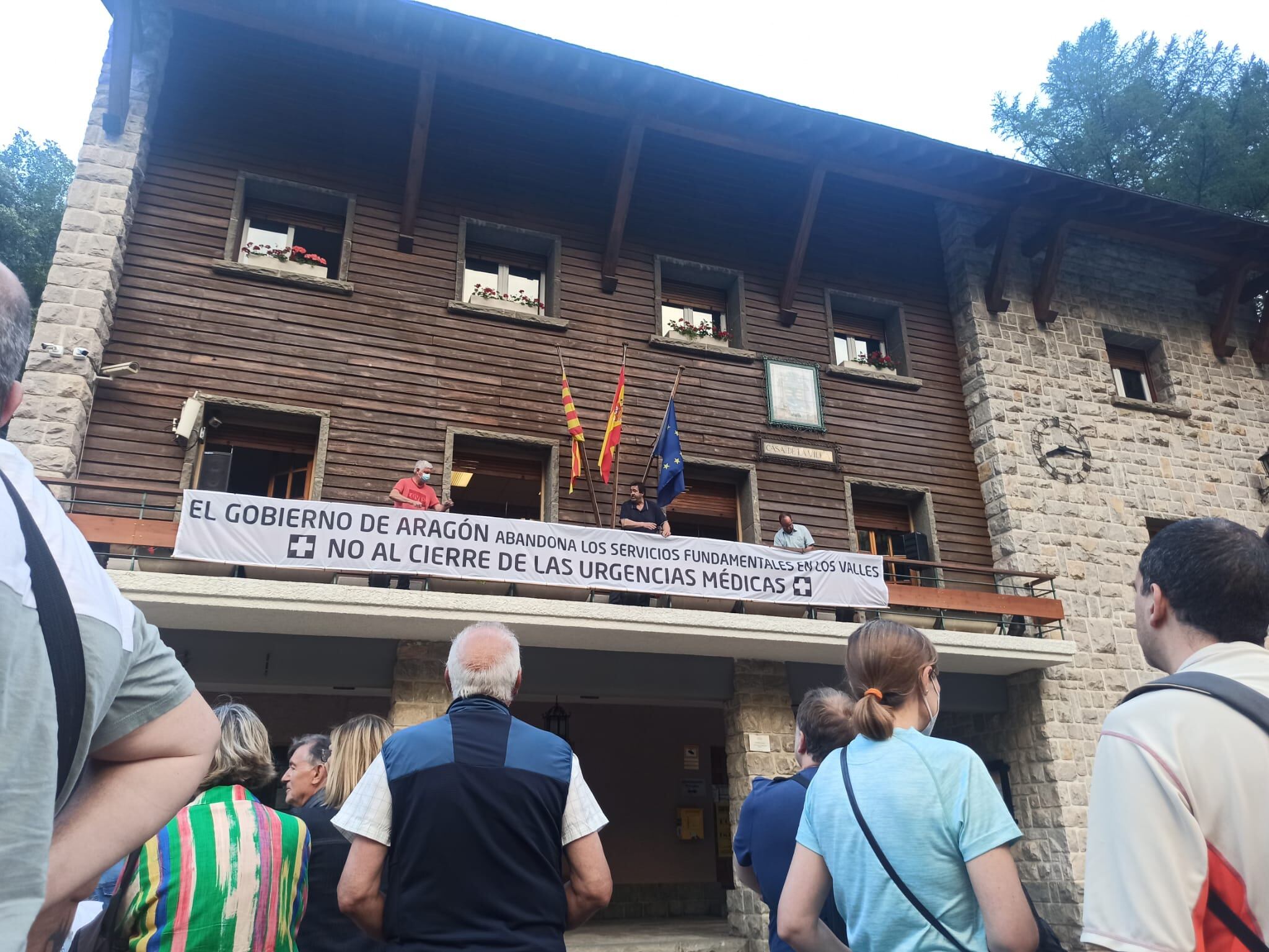 En julio de 2022 los vecinos del valle del Aragón se concentración en Canfranc para solicitar la reapertura, que el ayuntamiento también reivindicó con la colocación de una pancarta