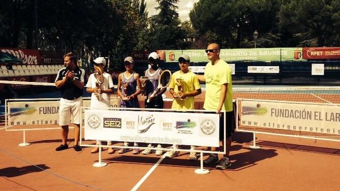 Ya tenemos ganadores del Masters de Tenis de la Fundación 'El Larguero' que se ha llevado a cabo este fin de semana en Brunete. Los ganadores han sido Damy Edibson en la categoría femenina y Ángel Guerrero en la disciplina masculina. El torneo se ha jugad