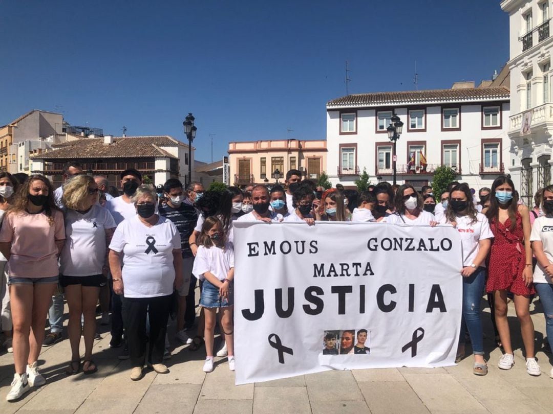 Familiares y ambigos de Marta, Emous y Gonzalo en la manifestación 