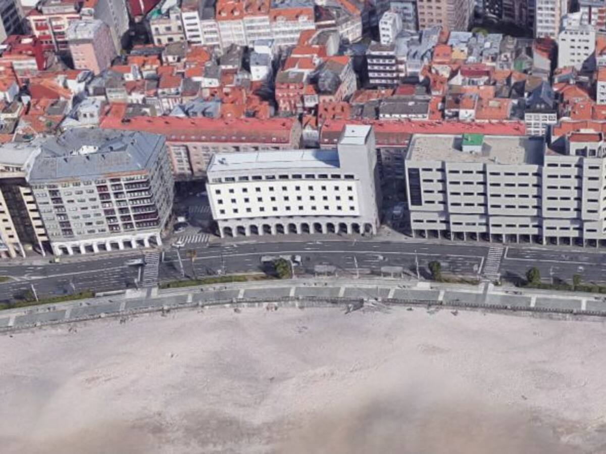 Excarcelado un conductor atrapado tras chocar contra una columna en el paseo