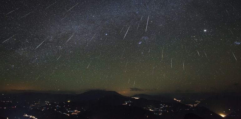 Imágenes de los bólidos sobre el cielo de Dashanbao en China.