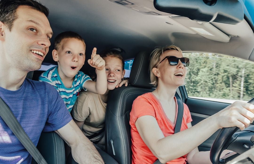 Cinco consejos para viajar con niños en el coche cómodos, seguros y entretenidos.