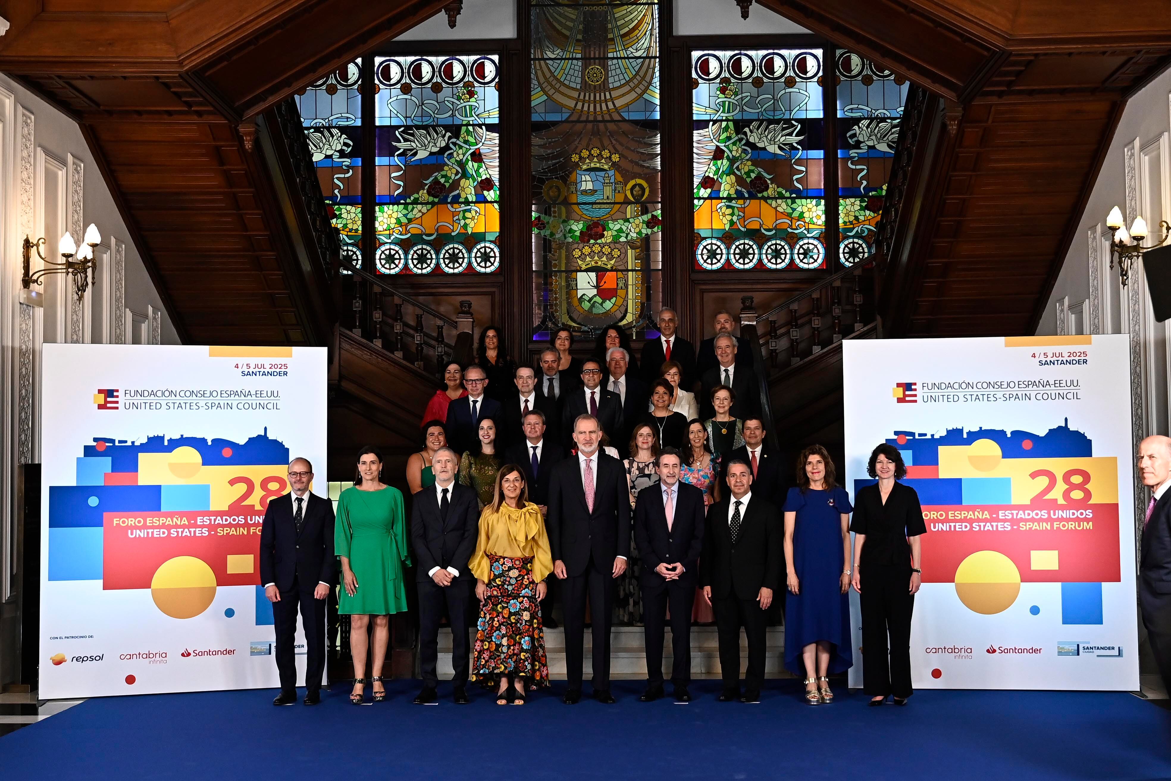 El rey Felipe VI acompañado por varias personalidades a su llegada a la inauguración del  foro España-Estados Unidos que se celebra en Santander. EFE / Pedro Puente.