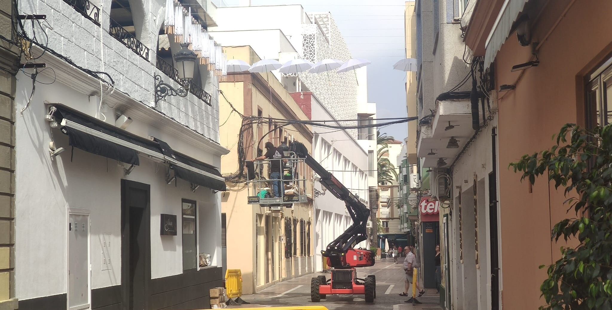 Instalación de la 'calle de los paraguas'