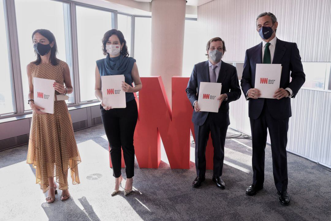 (I-D) La presidenta de Adif, Isabel Pardo de Vera; la presidenta de la Comunidad de Madrid, Isabel Díaz Ayuso; el alcalde de Madrid, José Luis Martínez-Almeida y el presidente de Distrito Castellana Norte (DCN), Álvaro Aresti, posan con la firma del conve