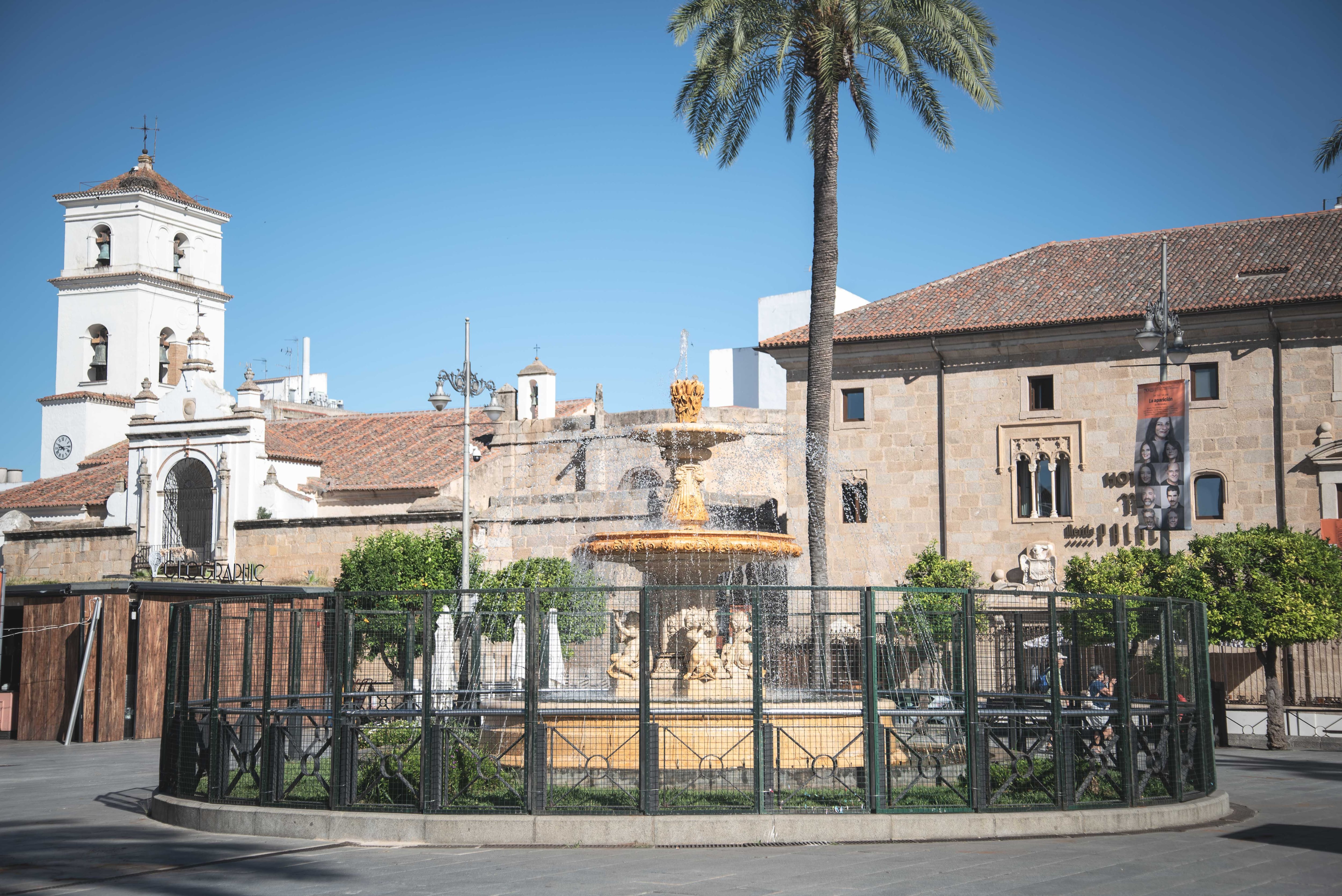 Fuente vallada en Plaza de España