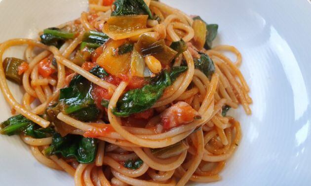 Espaguetis amb pollastre, espècies i espinacs