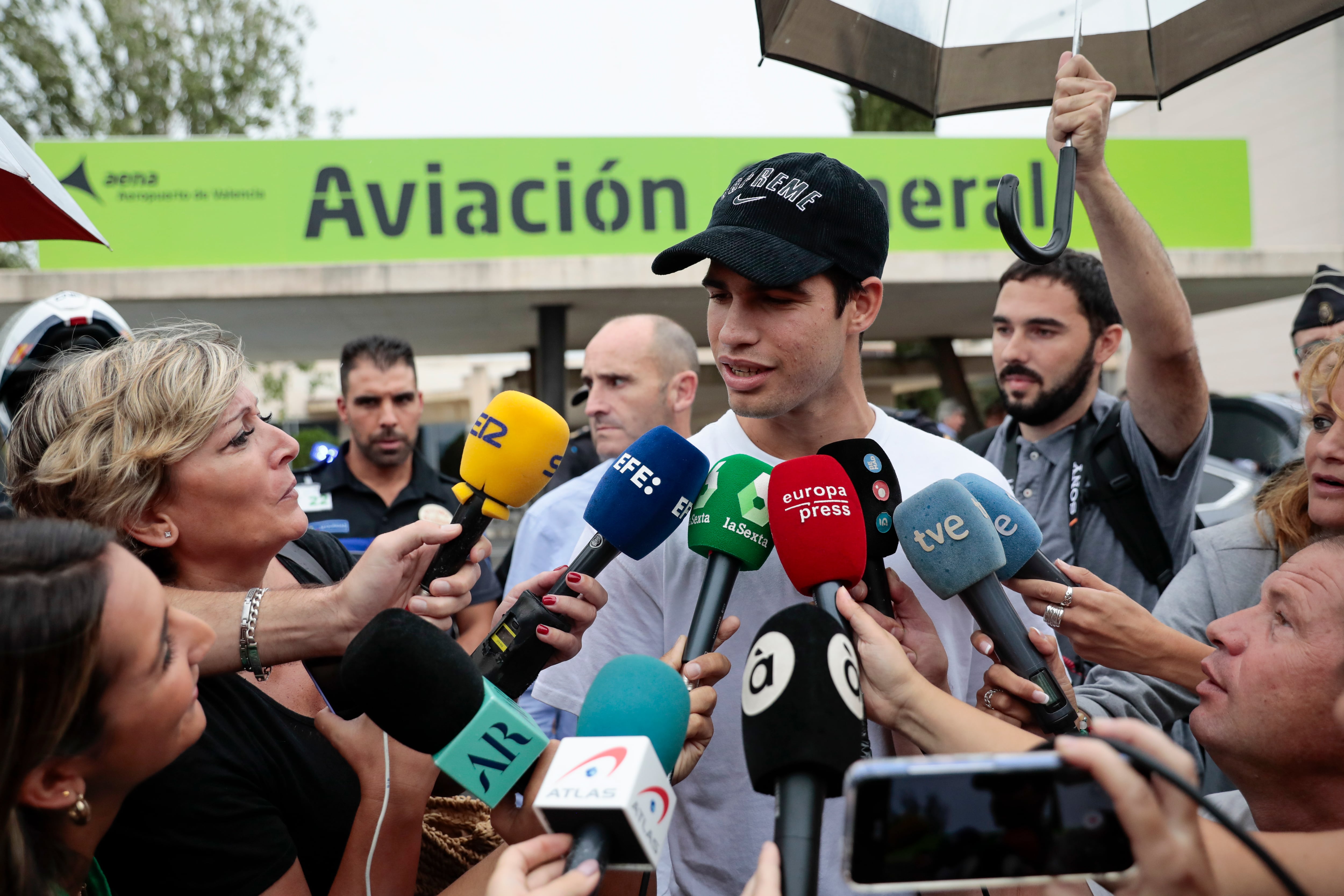 El tenista Carlos Alcaraz a su llegada al aeropuerto de Manises, Valencia, para estrenar su flamante número uno mundial en la fase de grupos B de la Copa Davis en Valencia con el equipo español.