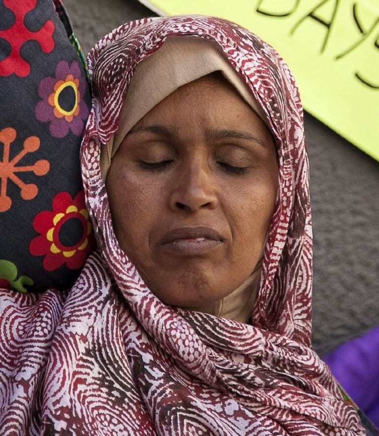 GRA221. LAS PALMAS DE GRAN CANARIA, 11/06/2015.- La saharaui Takbar Haddi, se encuentra sensiblemente debil, tras los 28 días que lleva ya en huelga de hambre ante el Consulado de Marruecos de Las Palmas de Gran Canaria para reclamar que le entreguen el cuerpo de su hijo, que murió apuñalado en El Aaiún. EFE/Ángel Medina G.