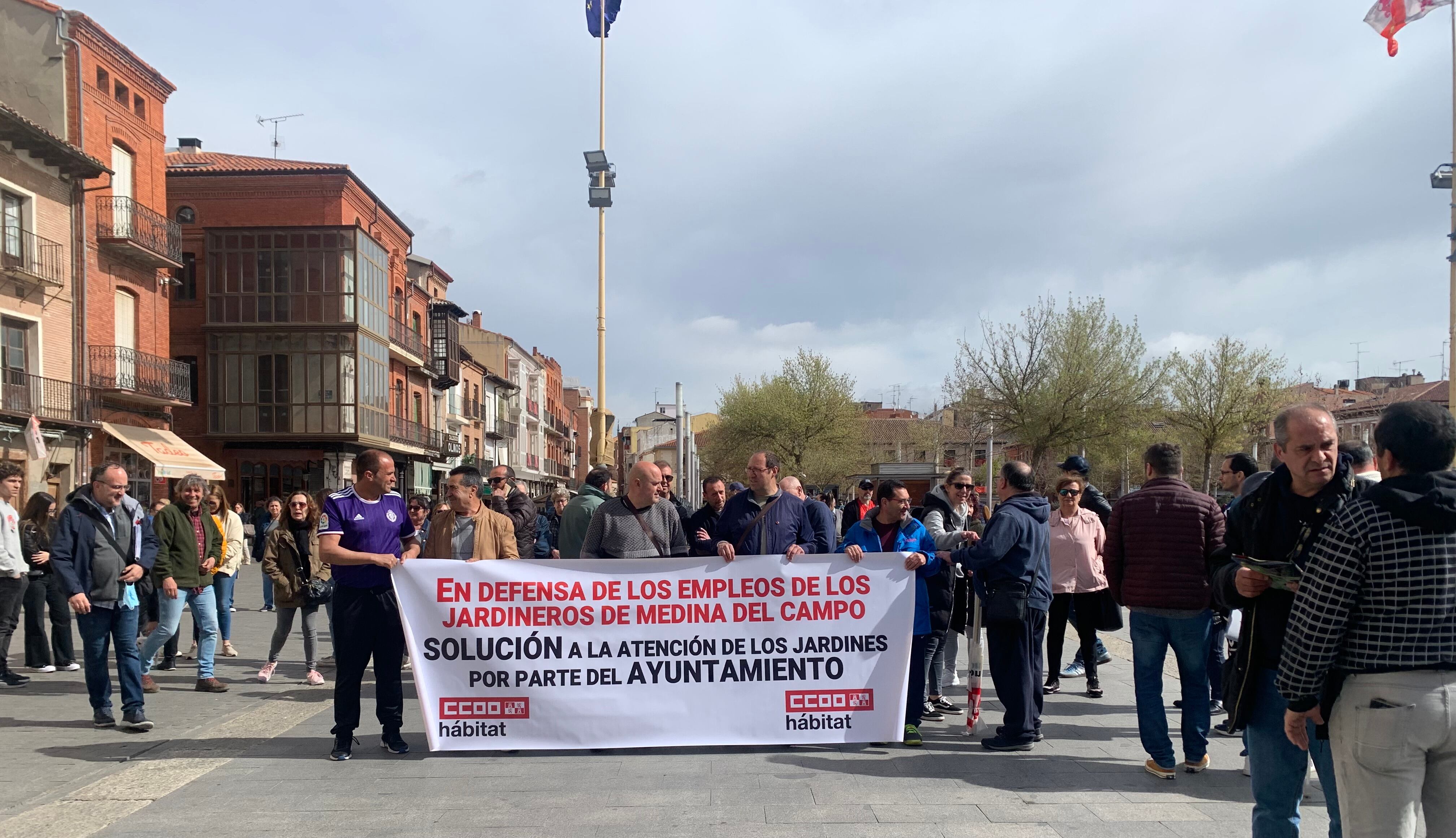 Los trabajadores del mantenimiento de parques y jardines se concentran ante el Ayuntamiento medinense