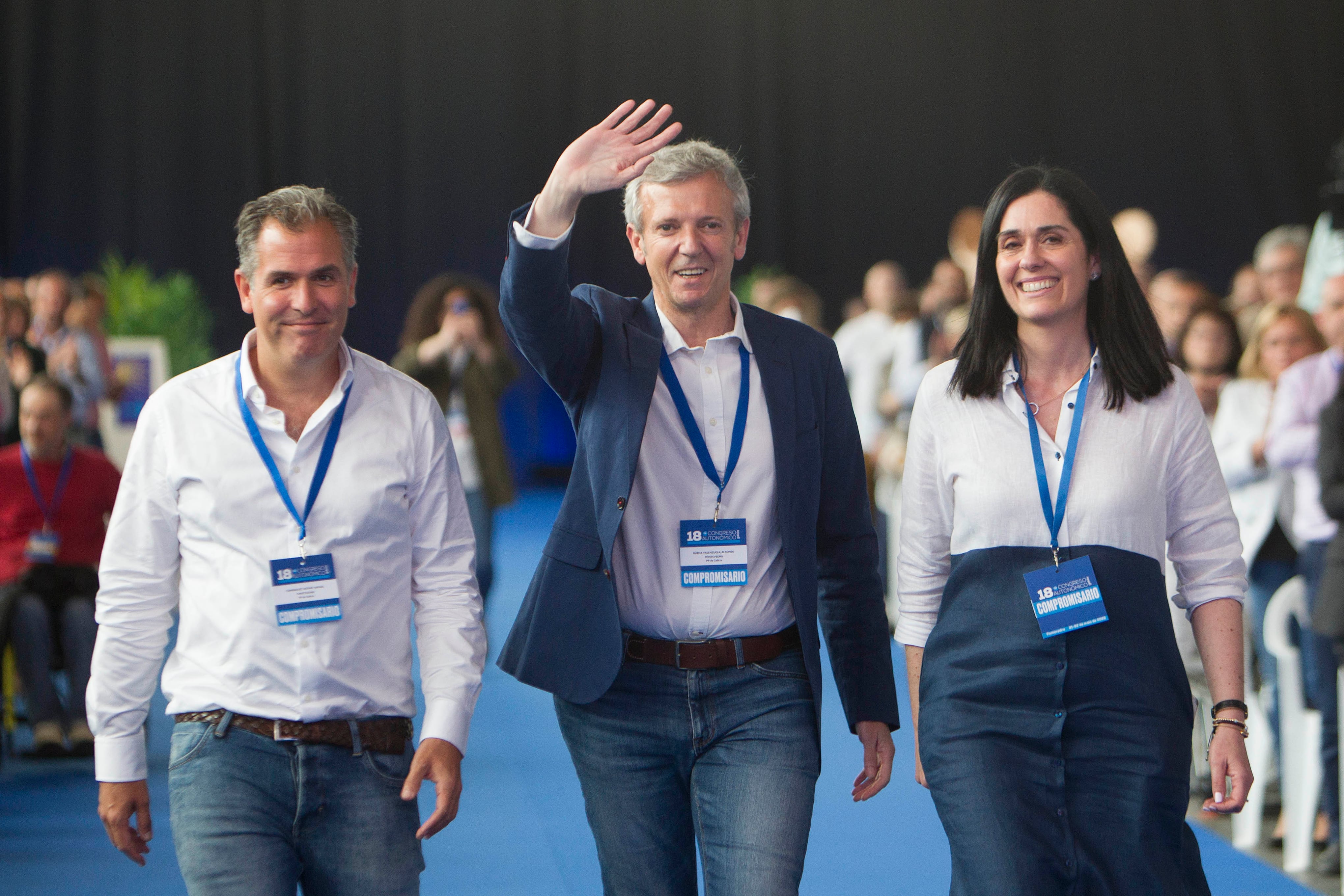 PONTEVEDRA, 21/03/2022.- El nuevo presidente de la Xunta y del Partido Popular de Galicia Alfonso Rueda, la secretaria general Paula Prado (d), y el presidente del PP de Pontevedra, Rafael Domínguez (i), a su llegada al XVII Congreso autonómico del PPdeG que ha comenzado este sábado en Pontevedra. EFE/Salvador Sas
