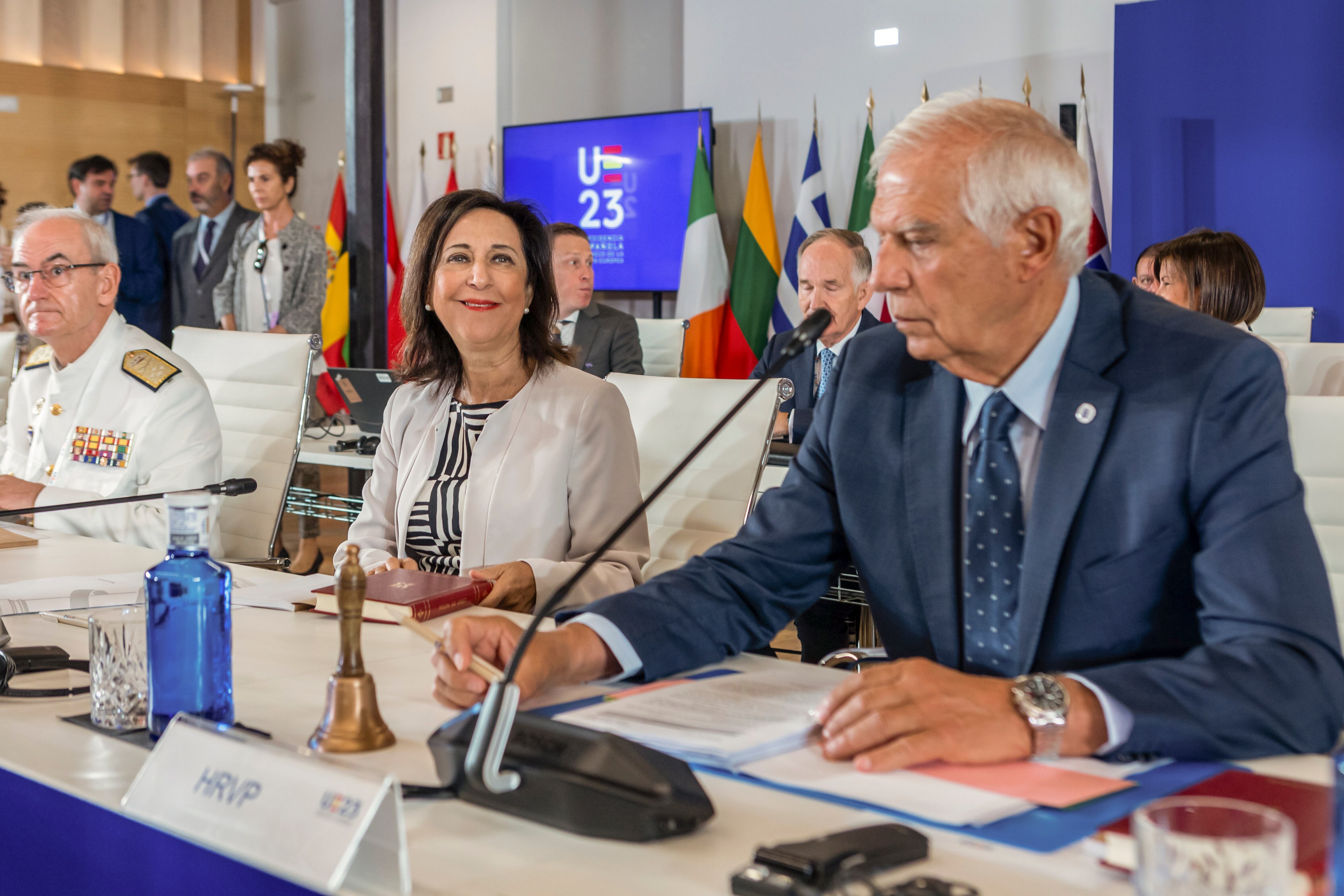 El alto representante de la Unión Europea para Asuntos Exteriores y Política de Seguridad, Josep Borrell, y la ministra de Defensa, Margarita Robles, al inicio de la reunión informal ministerial de Defensa y Asuntos Exteriores de la UE celebrada este miércoles en Toledo.