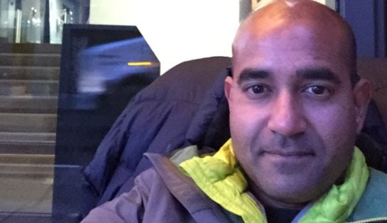 Kivin Varghese se retrata en la puerta de la sede de Amazon en Seattle, donde lleva a cabo una huelga de hambre