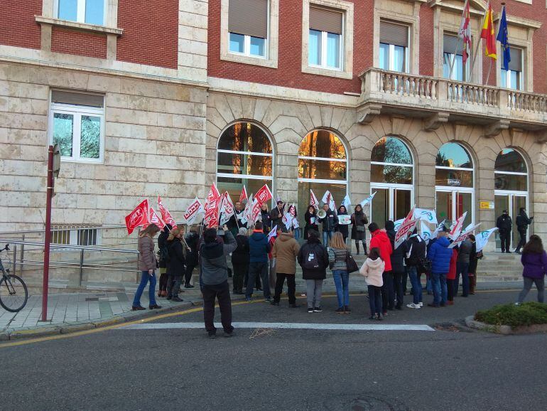 Imagen de archivo de una concentración a las puertas de la Subdelegación del Gobierno en Palencia