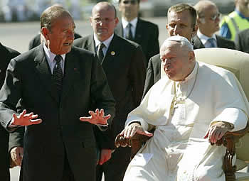 El presidente francés, Jacques Chirac, gesticula mientras habla con el Papa, Juan Pablo II, momentos después de la llegada de éste al aeropuerto cercano a Lourdes. (Reuters)